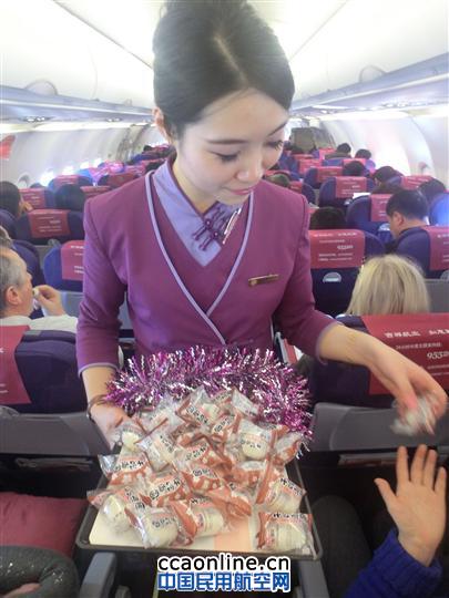 乘务员在客舱内为旅客送上礼物1 吉祥航空开展当汤圆遇上玫瑰情人节空中特色活动