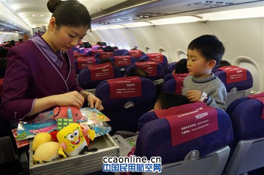 乘务员为小朋友送上精美礼物 吉祥航空开展当汤圆遇上玫瑰情人节空中特色活动