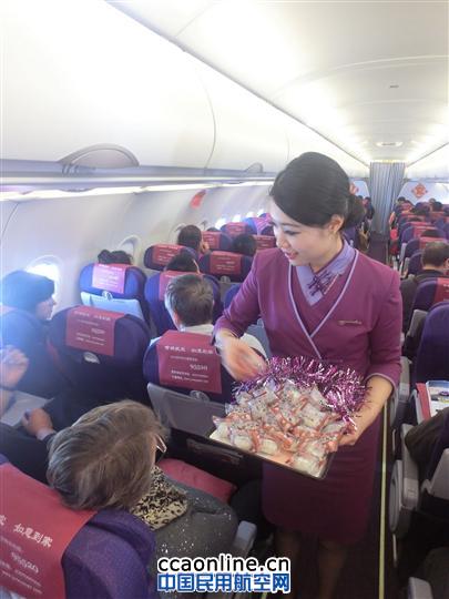 乘务员在客舱内为旅客送上礼物3 吉祥航空开展当汤圆遇上玫瑰情人节空中特色活动