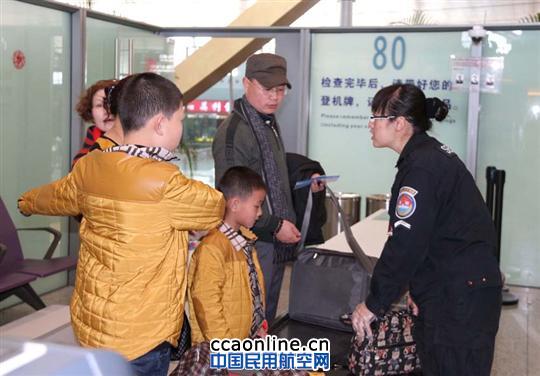 长水机场安检故事：春节回家路 爱心伴您行