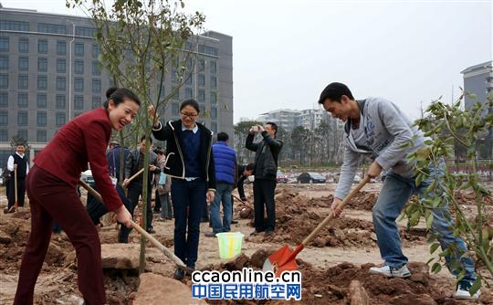 国航重庆分公司团委开展植树节活动