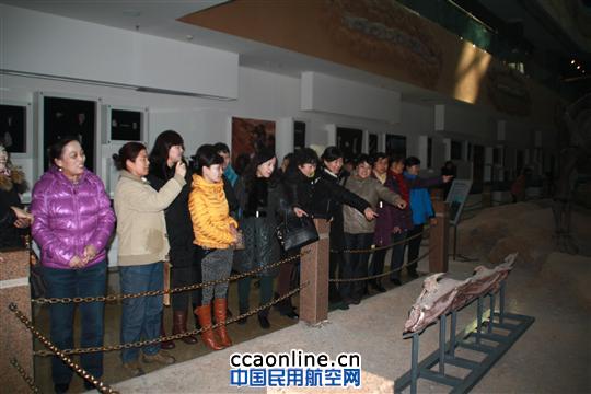 民航实业公司工会组织女职工参观昌吉恐龙馆