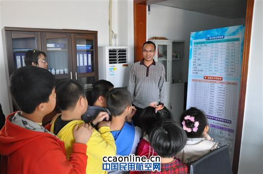 珠海空管站气象观测员为同学们讲解降雨与风力等级 珠海迎来首个航空气象开放日