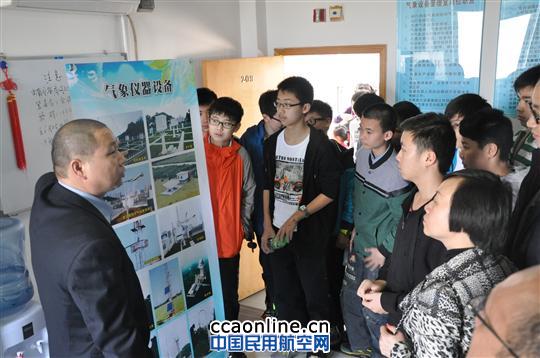 珠海空管站气象设备维护人员为同学们讲解气象设备种类 珠海迎来首个航空气象开放日