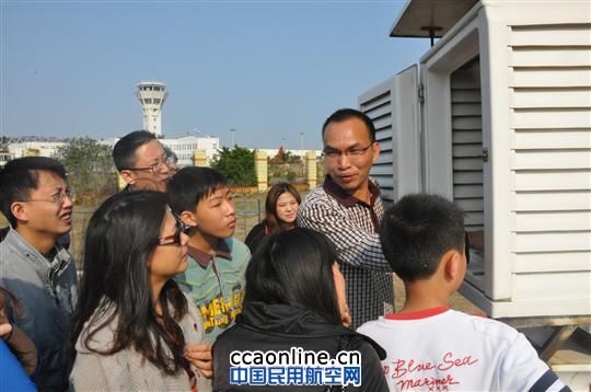 珠海空管站气象观测员为气象爱好者们讲解百叶箱的构造 珠海迎来首个航空气象开放日