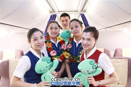 经过前期精心筹备,4月30日、5月1日,在济南、青岛、烟台、厦门、重庆等多个山航航班上,由山东航空公司客舱服务部努力打造的鲁雁精品组在2014年五一国际劳动节期间正式集体亮相,飞向蓝天,为广大旅客带来五星的客舱服务和更加精彩别致的空中旅行体验。 4月30日SC1187 济南–深圳身着旗袍的马艳燕鲁雁精品组 鲁雁精品组是山东航空公司客舱服务部1600余名乘务员的优秀代表,我们将承载着山航架起空中桥梁、提升顾客价值、服务社会发展的光荣使命,以大雁仁、义、礼、智、信的灵动信念,用山