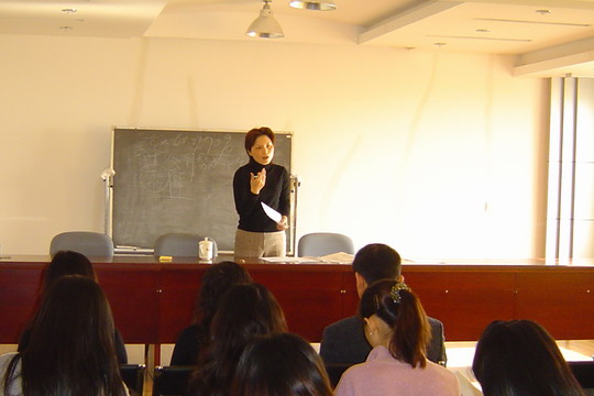 东航江西客舱服务部举行服务技巧讲座