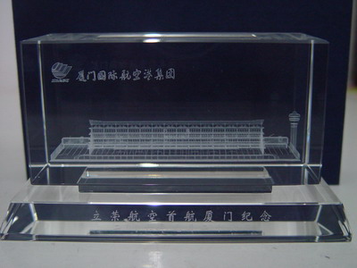 厦门空港集团向台湾航空公司赠送纪念品