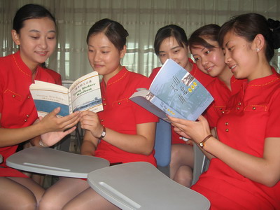 南航新疆分公司客舱部组织参观民航史展厅