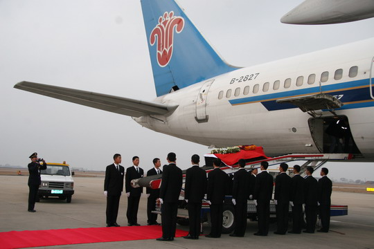 南航新疆连夜运送遇难工程师遗体侧记