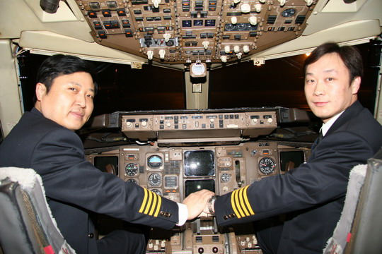 南航新疆连夜运送遇难工程师遗体侧记