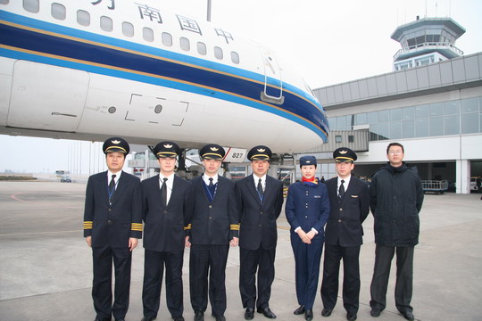 南航新疆连夜运送遇难工程师遗体侧记