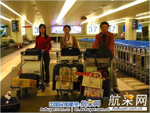 两刊一网联合直播组抵达新加坡樟宜机场