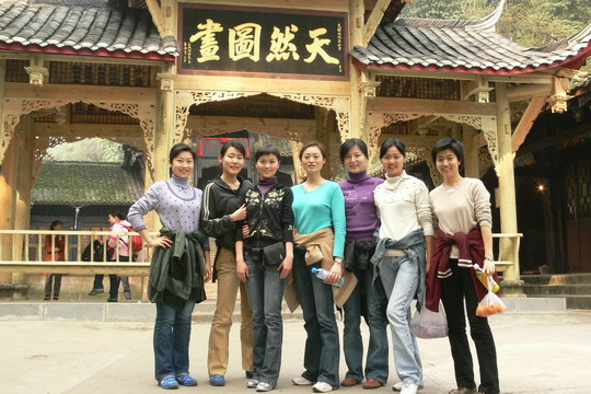 国航西南空警女警官开展妇女节登山竞赛