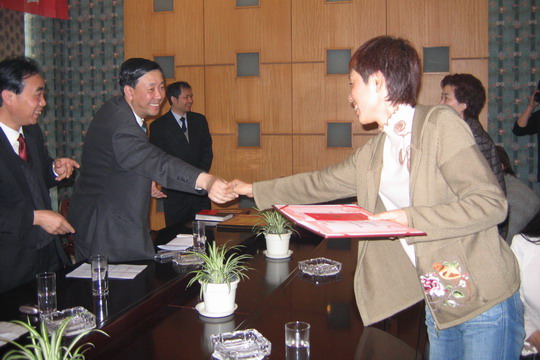 国航西南飞行部举行"三八"节女职工表彰会