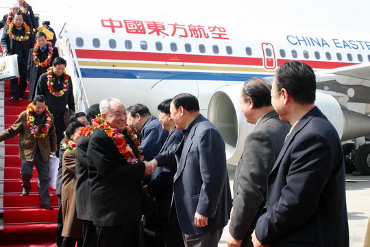 陕西政协委员乘东航西北分公司航班归来