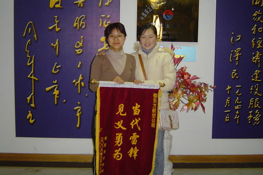 东航江西乘务员于洋勇斗歹徒制止扒窃