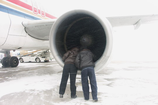 东航甘肃机务顶风冒雪保航班安全正点