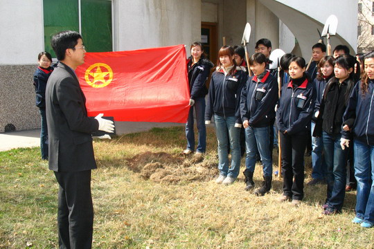 东航西北维修基地开展美化家园植树活动