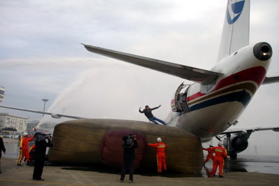 栎社国际机场举行大规模应急救援演练
