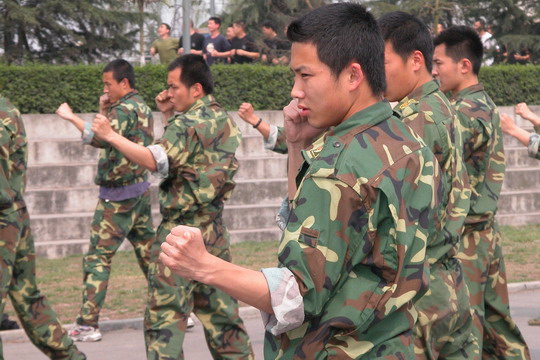 国航西南客服部航空安全员接受封闭训练