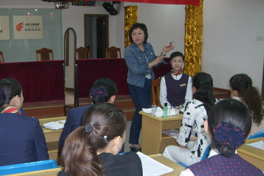 国航西南客舱部四分部举行职业化妆培训