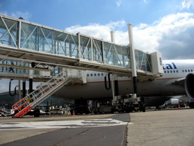 中集天达A380登机桥在戴高乐国际机场投入使用