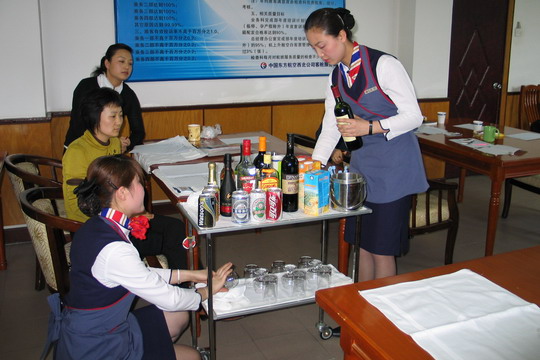 东航西北客舱部举办乘务员客舱模拟培训