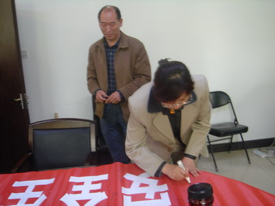 南航新疆航务部举办"安康杯"签名活动