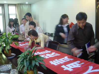 南航新疆航务部举办"安康杯"签名活动