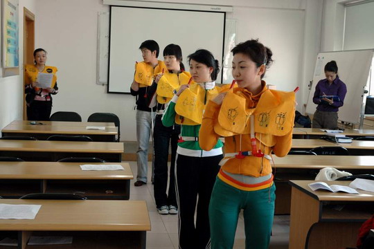 南航大连分公司举办乘务员定期地面复训
