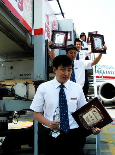 东北空管局参加管制技能赛选手载誉归来