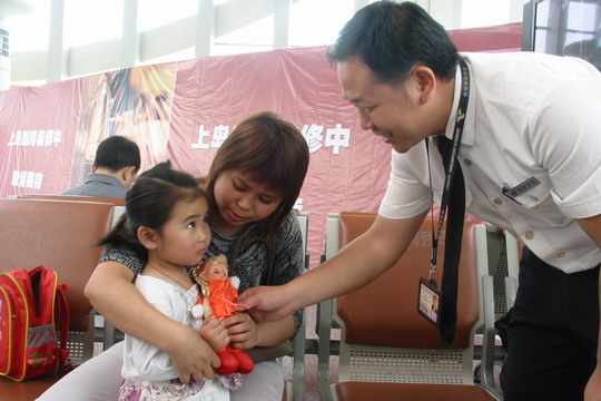 国航西南地服部在儿童节为小旅客送祝福