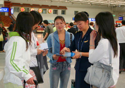 昆明机场团委开展"安全生产咨询日"活动