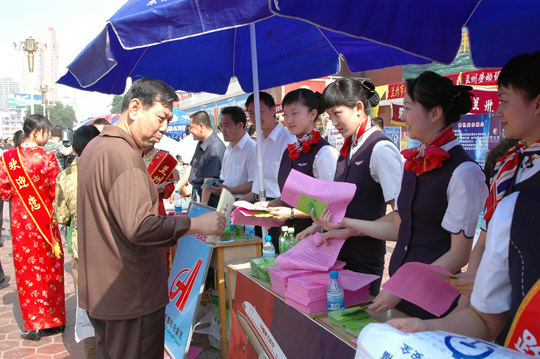 东航甘肃分公司参加"安全生产月咨询"活动