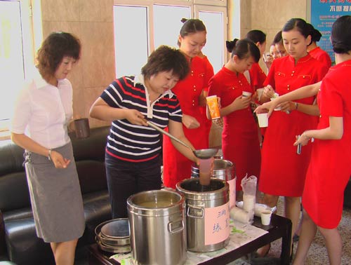 南航股份新疆公司在旺季为乘务员办实事鼓干劲