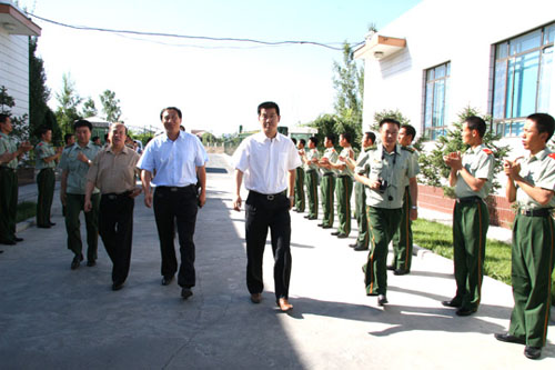 南航新疆公司"八一"节慰问驻地部队官兵