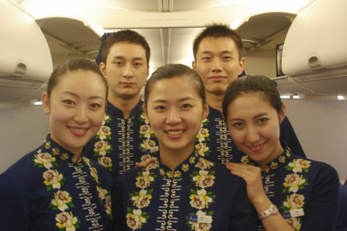 海航军旅空乘与旅客万米高空共庆八一建军节