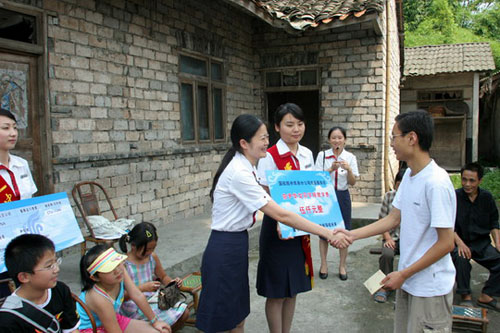 国航西南分公司地面服务部情暖寒门大学新生