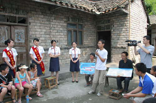 国航西南分公司地面服务部情暖寒门大学新生