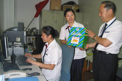 国航西南地面服务部给一线员工发送护嗓药品