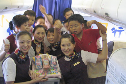 重庆国航开展"与小伙伴同行"机上特色活动