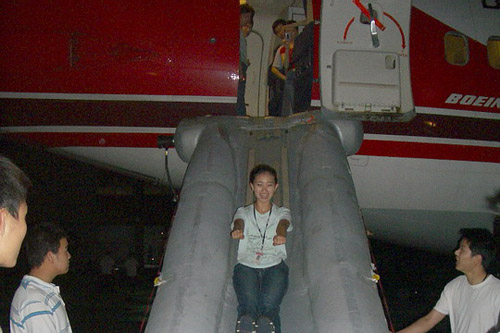 中国联合航空公司乘务部组织乘务员应急演练