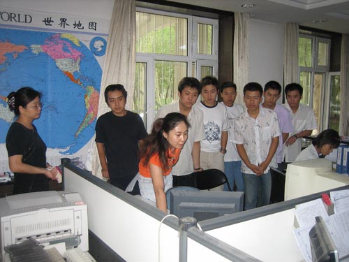 南航新疆飞行部组织新飞行员到航务部参观学习