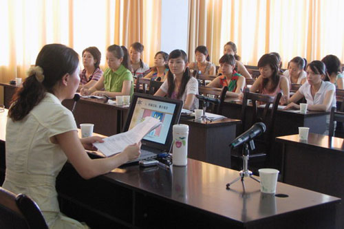 国航重庆客舱服务部举办乘务长管理能力培训