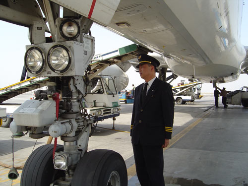 南航新疆飞行部争做旺季生产排头兵站好安全岗