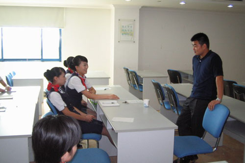 东航江苏公司客舱服务部召开服务研讨分析会