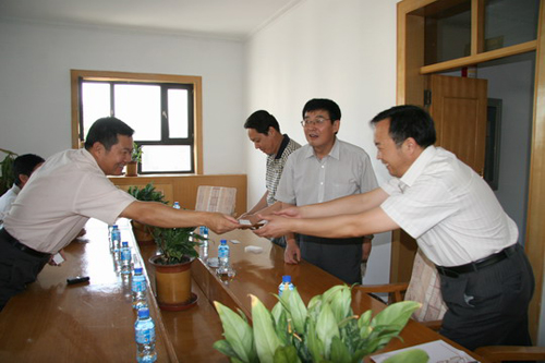 南航新疆分公司领导主动出击上门拜访大客户