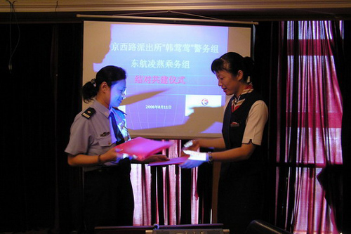 东方航空客舱部“凌燕组”携手“韩莺莺警务组”