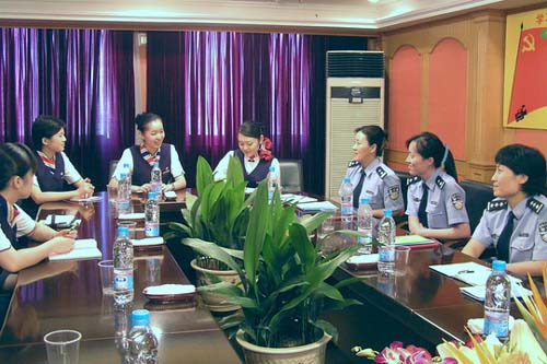 东方航空客舱部“凌燕组”携手“韩莺莺警务组”